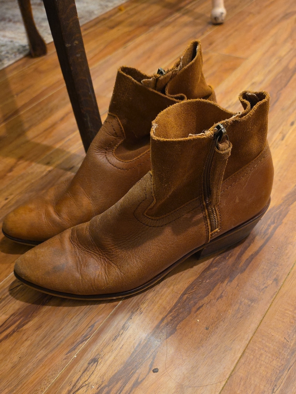 FRYE AND CO. Women's Tan Leather Ankle Booties with Side Zip